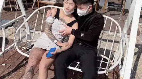 小情侣大白天阳台做爱一览无余-思思